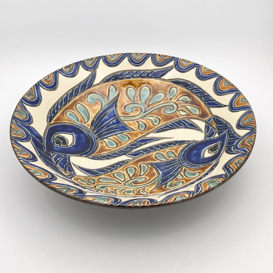 仲間陶房】1尺皿：双魚文 | やちむん工房【仲間陶房】のオンライン