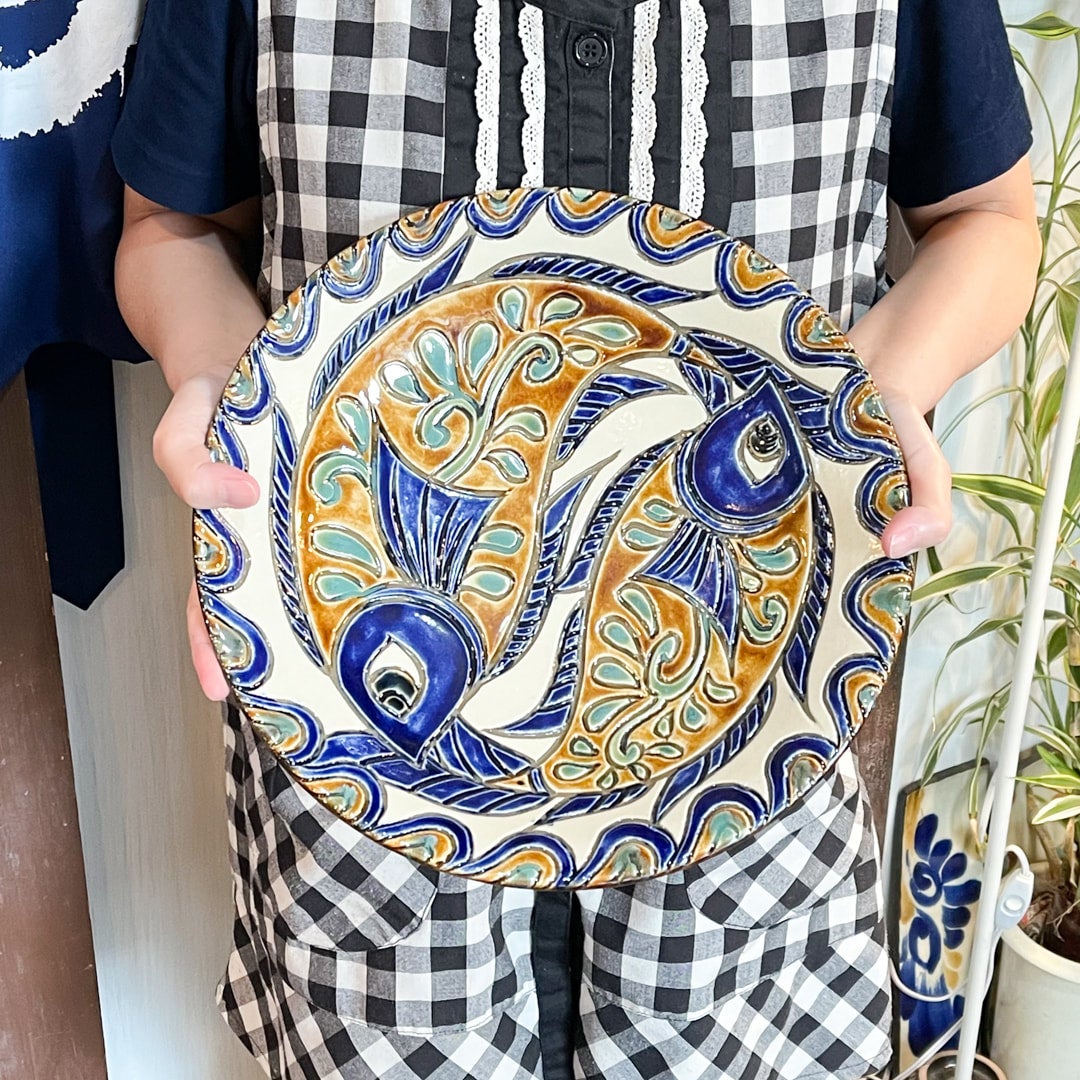 仲間陶房】1尺皿：双魚文 | やちむん工房【仲間陶房】の