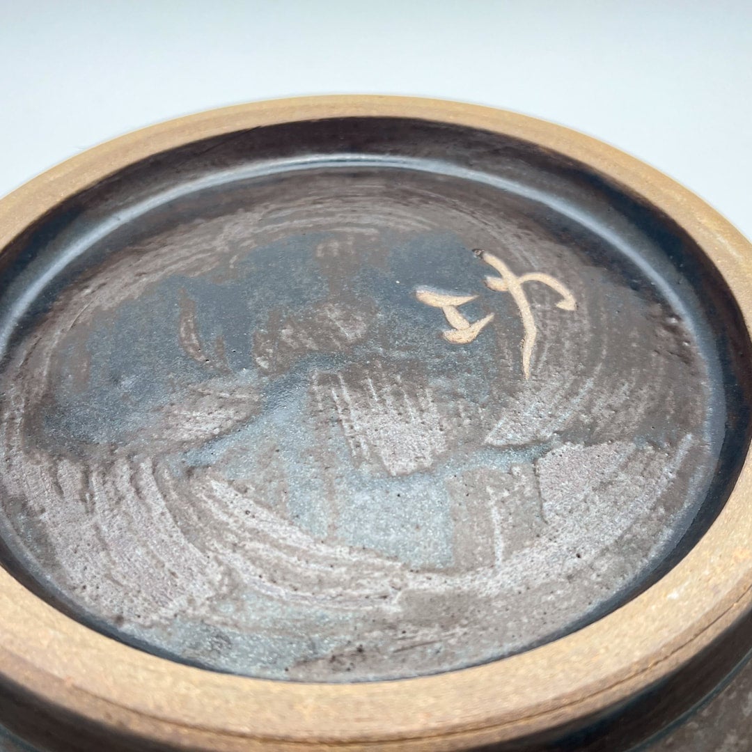 仲間陶房】1尺皿：双魚文 | やちむん工房【仲間陶房】のオンライン